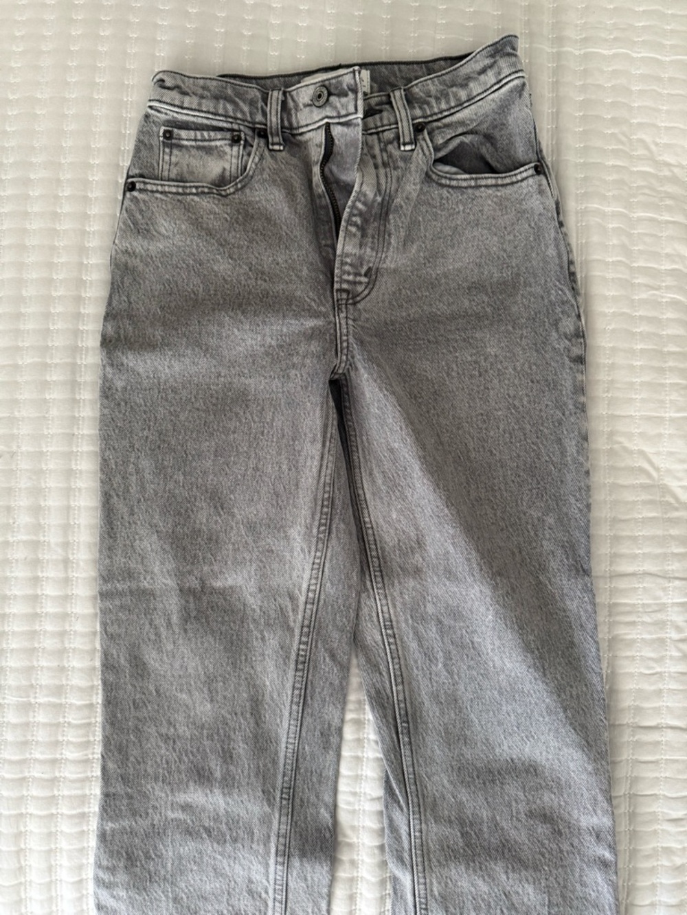 Abercrombie & Fitch Women’s High-waisted Straight-Leg Jeans
